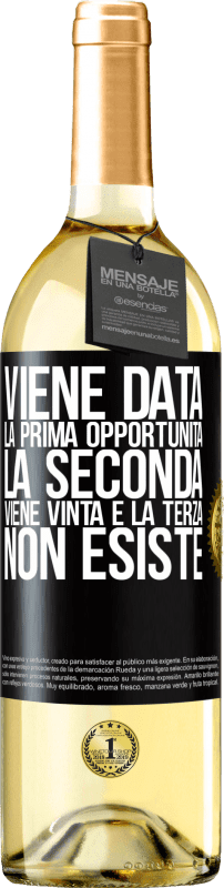 29,95 € Spedizione Gratuita | Vino bianco Edizione WHITE Viene data la prima opportunità, la seconda viene vinta e la terza non esiste Etichetta Nera. Etichetta personalizzabile Vino giovane Raccogliere 2025 Verdejo
