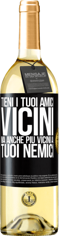 29,95 € Spedizione Gratuita | Vino bianco Edizione WHITE Tieni i tuoi amici vicini, ma anche più vicini ai tuoi nemici Etichetta Nera. Etichetta personalizzabile Vino giovane Raccogliere 2025 Verdejo