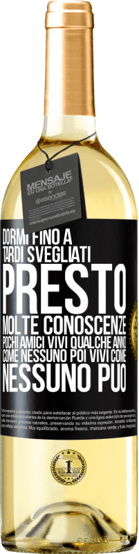 29,95 € Spedizione Gratuita | Vino bianco Edizione WHITE Dormi fino a tardi, svegliati presto. Molte conoscenze, pochi amici. Vivi qualche anno come nessuno, poi vivi come nessuno Etichetta Nera. Etichetta personalizzabile Vino giovane Raccogliere 2025 Verdejo