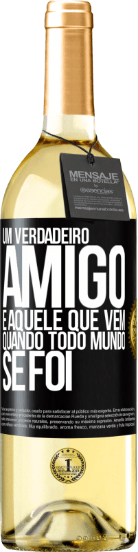 Envio grátis | Vinho branco Edição WHITE Um verdadeiro amigo é aquele que vem quando todo mundo se foi Etiqueta Preta. Etiqueta personalizável Vinho jovem Colheita 2023 Verdejo