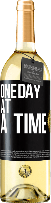29,95 € | Белое вино Издание WHITE Один день за раз Черная метка. Настраиваемая этикетка Молодое вино Урожай 2023 Verdejo