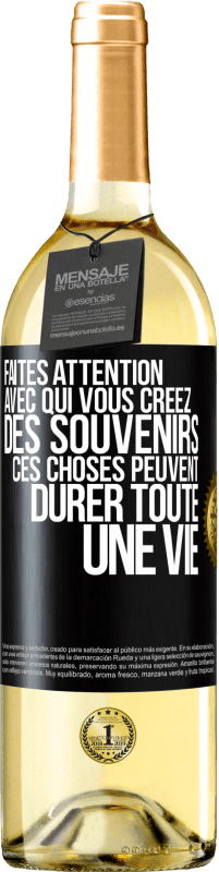 Envoi gratuit | Vin blanc Édition WHITE Faites attention avec qui vous créez des souvenirs. Ces choses peuvent durer toute une vie Étiquette Noire. Étiquette personnalisable Vin jeune Récolte 2023 Verdejo