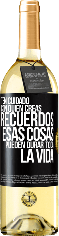 Envío gratis | Vino Blanco Edición WHITE Ten cuidado con quién creas recuerdos. Esas cosas pueden durar toda la vida Etiqueta Negra. Etiqueta personalizable Vino joven Cosecha 2023 Verdejo