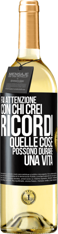 29,95 € Spedizione Gratuita | Vino bianco Edizione WHITE Fai attenzione con chi crei ricordi. Quelle cose possono durare una vita Etichetta Nera. Etichetta personalizzabile Vino giovane Raccogliere 2024 Verdejo