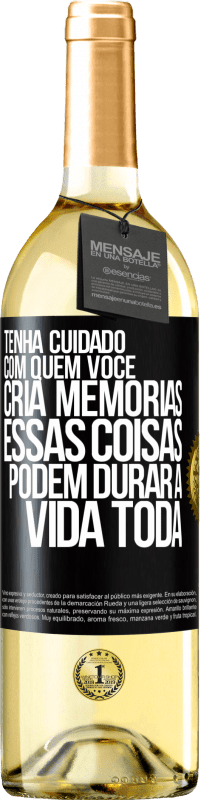 Envio grátis | Vinho branco Edição WHITE Tenha cuidado com quem você cria memórias. Essas coisas podem durar a vida toda Etiqueta Preta. Etiqueta personalizável Vinho jovem Colheita 2023 Verdejo