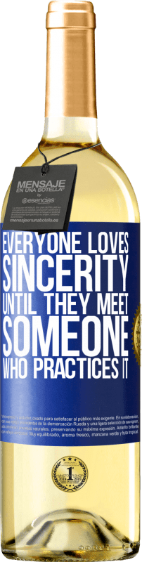 29,95 € | White Wine WHITE Edition Everyone loves sincerity. Until they meet someone who practices it Blue Label. Customizable label Young wine Harvest 2024 Verdejo