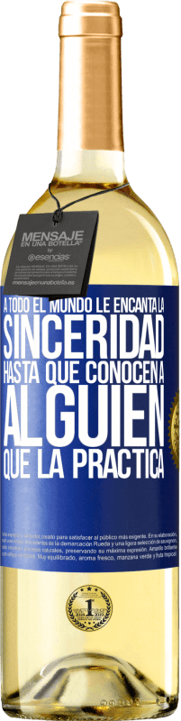 29,95 € | Vino Blanco Edición WHITE A todo el mundo le encanta la sinceridad. Hasta que conocen a alguien que la practica Etiqueta Azul. Etiqueta personalizable Vino joven Cosecha 2024 Verdejo