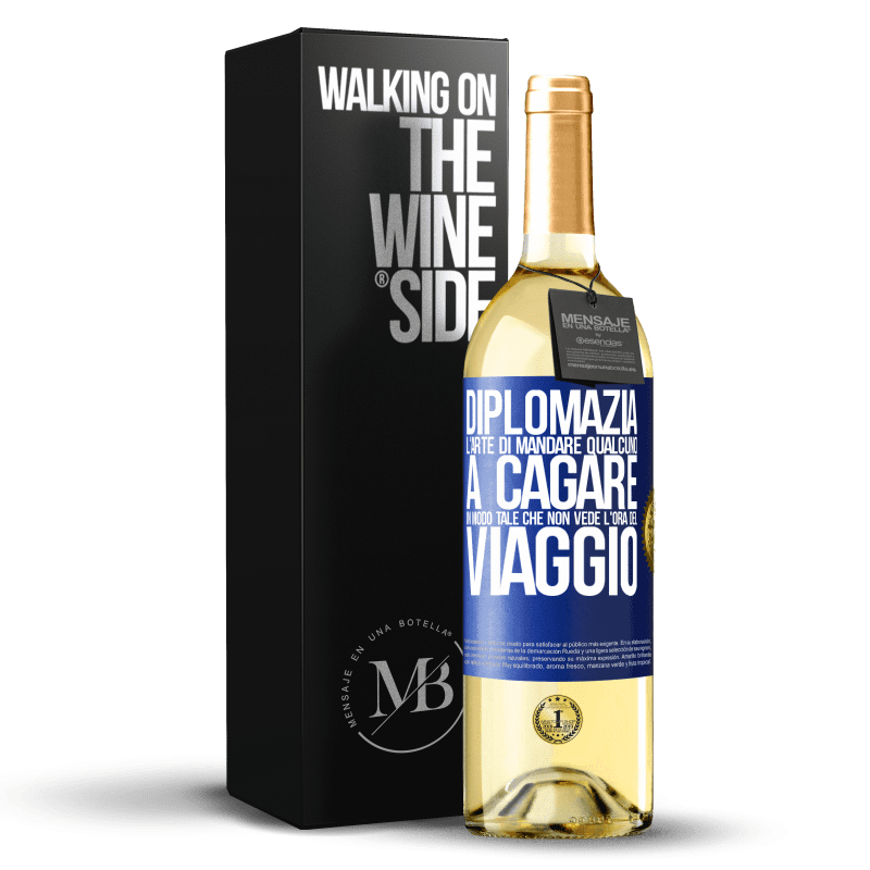 29,95 € Spedizione Gratuita | Vino bianco Edizione WHITE Diplomazia. L'arte di mandare qualcuno a cagare in modo tale che non vede l'ora del viaggio Etichetta Blu. Etichetta personalizzabile Vino giovane Raccogliere 2024 Verdejo