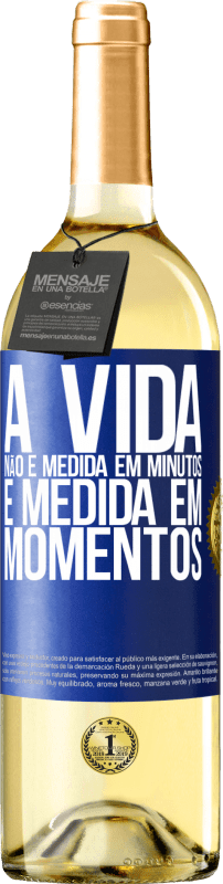 29,95 € Envio grátis | Vinho branco Edição WHITE A vida não é medida em minutos, é medida em momentos Etiqueta Azul. Etiqueta personalizável Vinho jovem Colheita 2025 Verdejo
