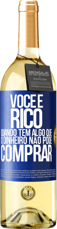 29,95 € Envio grátis | Vinho branco Edição WHITE Você é rico quando tem algo que o dinheiro não pode comprar Etiqueta Azul. Etiqueta personalizável Vinho jovem Colheita 2025 Verdejo