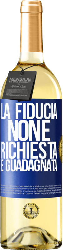29,95 € Spedizione Gratuita | Vino bianco Edizione WHITE La fiducia non è richiesta, è guadagnata Etichetta Blu. Etichetta personalizzabile Vino giovane Raccogliere 2025 Verdejo