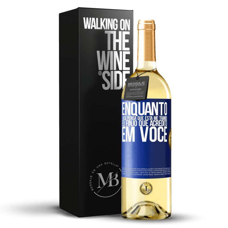 29,95 € Envio grátis | Vinho branco Edição WHITE Enquanto você pensa que está me traindo, eu finjo que acredito em você Etiqueta Azul. Etiqueta personalizável Vinho jovem Colheita 2024 Verdejo