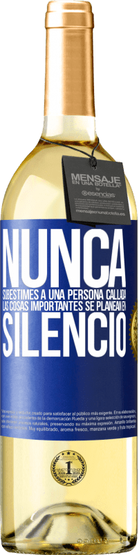 29,95 € | Vino Blanco Edición WHITE Nunca subestimes a una persona callada, las cosas importantes se planean en silencio Etiqueta Azul. Etiqueta personalizable Vino joven Cosecha 2025 Verdejo