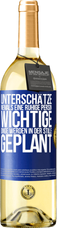 29,95 € | Weißwein WHITE Ausgabe Unterschätze niemals eine ruhige Person, wichtige Dinge werden in der Stille geplant Blaue Markierung. Anpassbares Etikett Junger Wein Ernte 2024 Verdejo