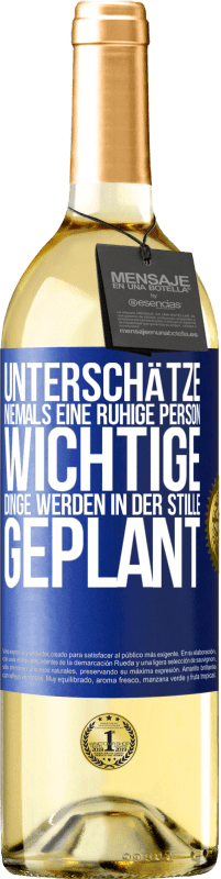 29,95 € | Weißwein WHITE Ausgabe Unterschätze niemals eine ruhige Person, wichtige Dinge werden in der Stille geplant Blaue Markierung. Anpassbares Etikett Junger Wein Ernte 2025 Verdejo
