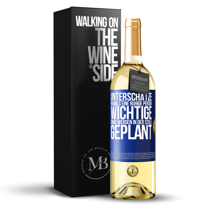 24,95 € Kostenloser Versand | Weißwein WHITE Ausgabe Unterschätze niemals eine ruhige Person, wichtige Dinge werden still geplant Blaue Markierung. Anpassbares Etikett Junger Wein Ernte 2021 Verdejo