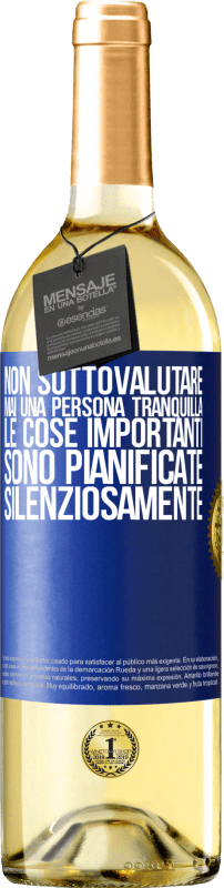 29,95 € | Vino bianco Edizione WHITE Non sottovalutare mai una persona tranquilla, le cose importanti sono pianificate silenziosamente Etichetta Blu. Etichetta personalizzabile Vino giovane Raccogliere 2024 Verdejo