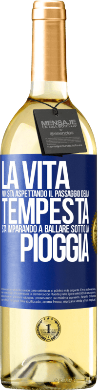 29,95 € | Vino bianco Edizione WHITE La vita non sta aspettando il passaggio della tempesta. Sta imparando a ballare sotto la pioggia Etichetta Blu. Etichetta personalizzabile Vino giovane Raccogliere 2024 Verdejo