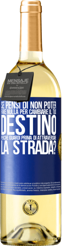 Spedizione Gratuita | Vino bianco Edizione WHITE Se pensi di non poter fare nulla per cambiare il tuo destino, perché guardi prima di attraversare la strada? Etichetta Blu. Etichetta personalizzabile Vino giovane Raccogliere 2023 Verdejo