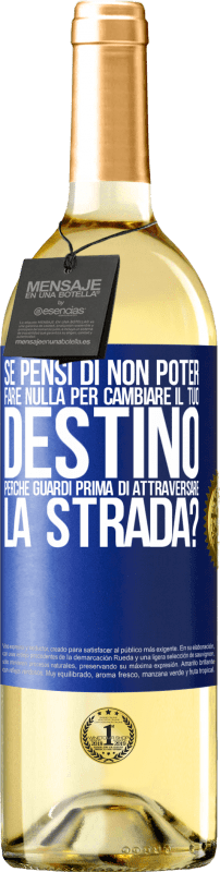 29,95 € Spedizione Gratuita | Vino bianco Edizione WHITE Se pensi di non poter fare nulla per cambiare il tuo destino, perché guardi prima di attraversare la strada? Etichetta Blu. Etichetta personalizzabile Vino giovane Raccogliere 2025 Verdejo
