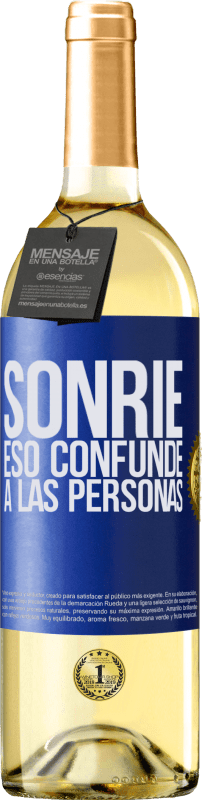 29,95 € Envío gratis | Vino Blanco Edición WHITE Sonríe, eso confunde a las personas Etiqueta Azul. Etiqueta personalizable Vino joven Cosecha 2025 Verdejo