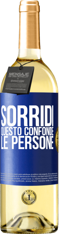 29,95 € Spedizione Gratuita | Vino bianco Edizione WHITE Sorridi, questo confonde le persone Etichetta Blu. Etichetta personalizzabile Vino giovane Raccogliere 2024 Verdejo