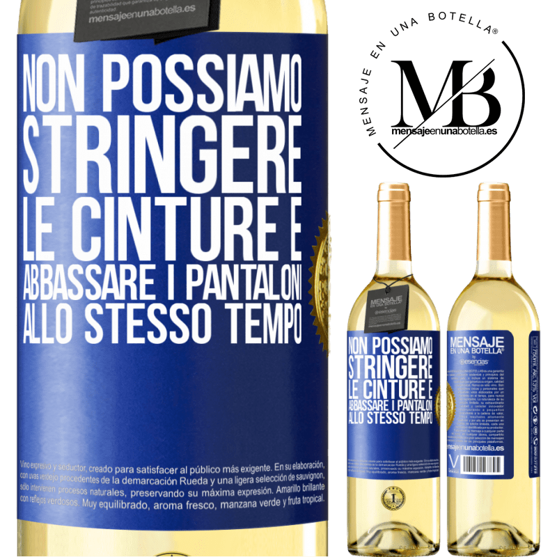 29,95 € Spedizione Gratuita | Vino bianco Edizione WHITE Non possiamo stringere le cinture e abbassare i pantaloni allo stesso tempo Etichetta Blu. Etichetta personalizzabile Vino giovane Raccogliere 2024 Verdejo