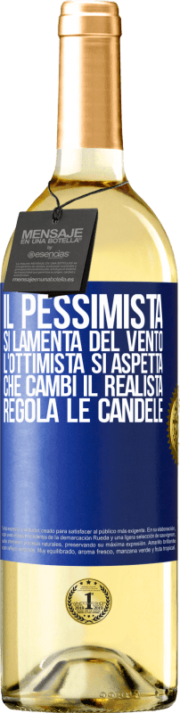 29,95 € Spedizione Gratuita | Vino bianco Edizione WHITE Il pessimista si lamenta del vento l'ottimista si aspetta che cambi il realista regola le candele Etichetta Blu. Etichetta personalizzabile Vino giovane Raccogliere 2025 Verdejo