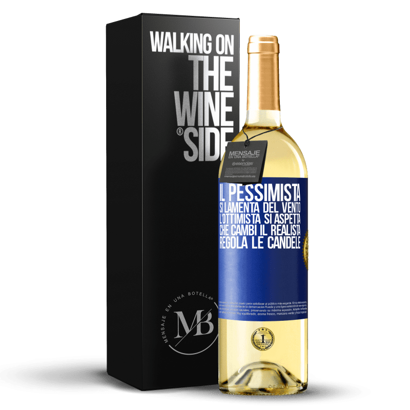 29,95 € Spedizione Gratuita | Vino bianco Edizione WHITE Il pessimista si lamenta del vento l'ottimista si aspetta che cambi il realista regola le candele Etichetta Blu. Etichetta personalizzabile Vino giovane Raccogliere 2024 Verdejo