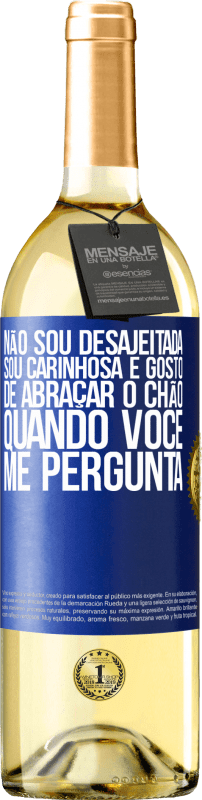 29,95 € | Vinho branco Edição WHITE Não sou desajeitada, sou carinhosa e gosto de abraçar o chão quando você me pergunta Etiqueta Azul. Etiqueta personalizável Vinho jovem Colheita 2024 Verdejo