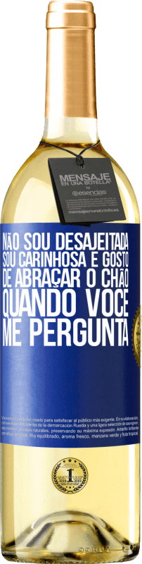 29,95 € Envio grátis | Vinho branco Edição WHITE Não sou desajeitada, sou carinhosa e gosto de abraçar o chão quando você me pergunta Etiqueta Azul. Etiqueta personalizável Vinho jovem Colheita 2025 Verdejo