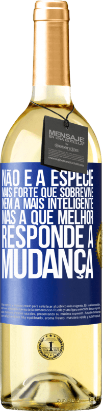 29,95 € | Vinho branco Edição WHITE Não é a espécie mais forte que sobrevive, nem a mais inteligente, mas a que melhor responde à mudança Etiqueta Azul. Etiqueta personalizável Vinho jovem Colheita 2024 Verdejo