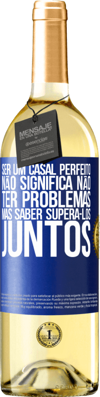 29,95 € | Vinho branco Edição WHITE Ser um casal perfeito não significa não ter problemas, mas saber superá-los juntos Etiqueta Azul. Etiqueta personalizável Vinho jovem Colheita 2024 Verdejo