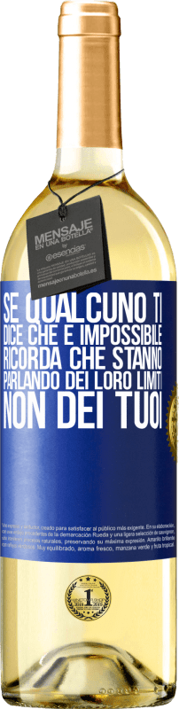 29,95 € | Vino bianco Edizione WHITE Se qualcuno ti dice che è impossibile, ricorda che stanno parlando dei loro limiti, non dei tuoi Etichetta Blu. Etichetta personalizzabile Vino giovane Raccogliere 2024 Verdejo