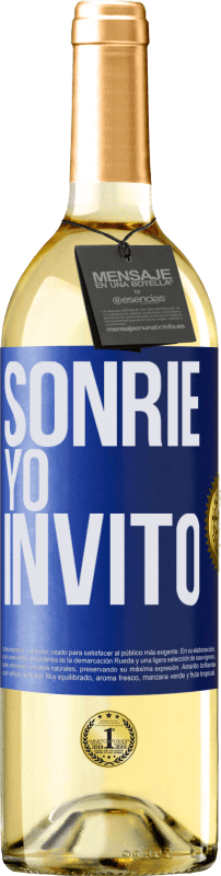 Envío gratis | Vino Blanco Edición WHITE Sonríe, yo invito Etiqueta Azul. Etiqueta personalizable Vino joven Cosecha 2023 Verdejo