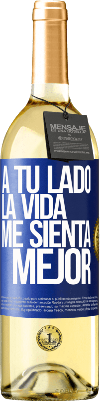 29,95 € Envío gratis | Vino Blanco Edición WHITE A tu lado la vida me sienta mejor Etiqueta Azul. Etiqueta personalizable Vino joven Cosecha 2023 Verdejo