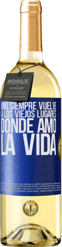 29,95 € Envío gratis | Vino Blanco Edición WHITE Uno siempre vuelve a los viejos lugares donde amó la vida Etiqueta Azul. Etiqueta personalizable Vino joven Cosecha 2023 Verdejo