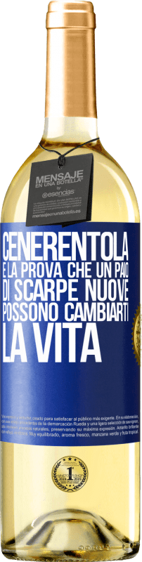 29,95 € Spedizione Gratuita | Vino bianco Edizione WHITE Cenerentola è la prova che un paio di scarpe nuove possono cambiarti la vita Etichetta Blu. Etichetta personalizzabile Vino giovane Raccogliere 2025 Verdejo