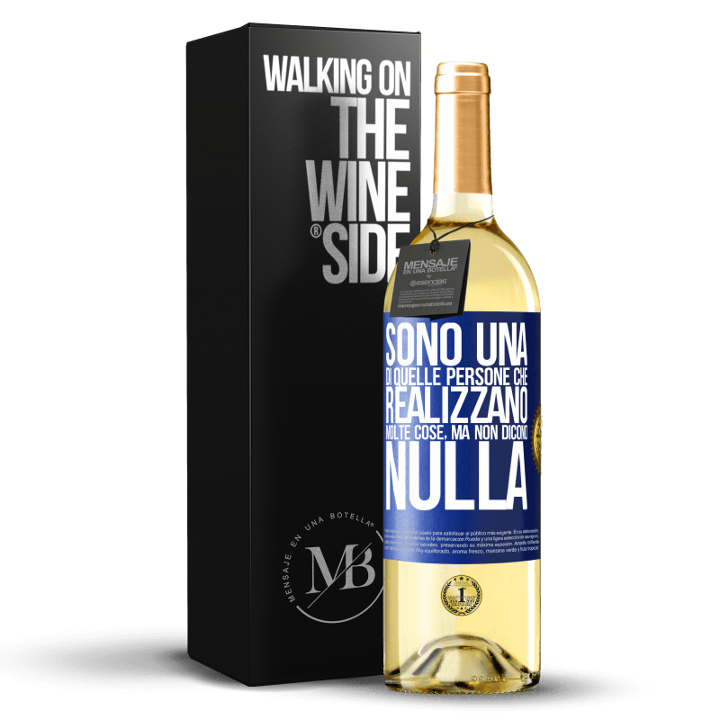 29,95 € Spedizione Gratuita | Vino bianco Edizione WHITE Sono una di quelle persone che realizzano molte cose, ma non dicono nulla Etichetta Blu. Etichetta personalizzabile Vino giovane Raccogliere 2024 Verdejo