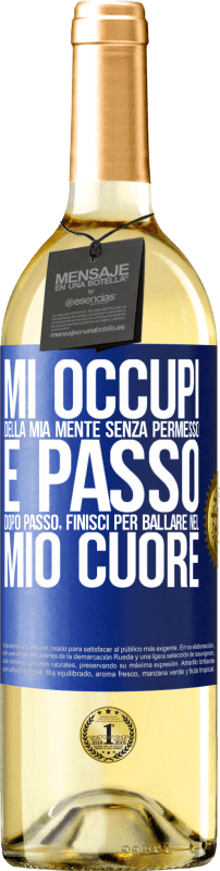 29,95 € Spedizione Gratuita | Vino bianco Edizione WHITE Mi occupi della mia mente senza permesso e passo dopo passo, finisci per ballare nel mio cuore Etichetta Blu. Etichetta personalizzabile Vino giovane Raccogliere 2025 Verdejo