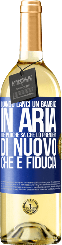 29,95 € | Vino bianco Edizione WHITE Quando lanci un bambino in aria, ride perché sa che lo prenderai di nuovo. CHE È FIDUCIA Etichetta Blu. Etichetta personalizzabile Vino giovane Raccogliere 2024 Verdejo