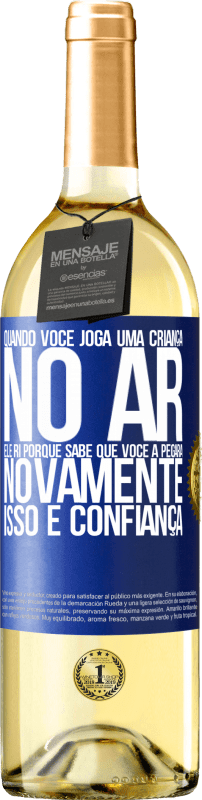 29,95 € | Vinho branco Edição WHITE Quando você joga uma criança no ar, ele ri porque sabe que você a pegará novamente. ISSO É CONFIANÇA Etiqueta Azul. Etiqueta personalizável Vinho jovem Colheita 2024 Verdejo