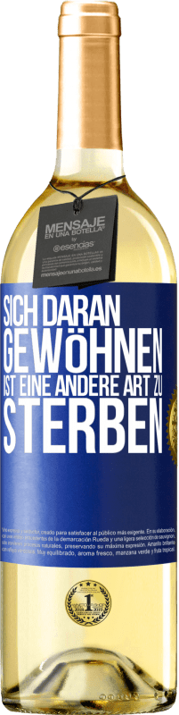 29,95 € Kostenloser Versand | Weißwein WHITE Ausgabe Sich daran gewöhnen ist eine andere Art zu sterben Blaue Markierung. Anpassbares Etikett Junger Wein Ernte 2025 Verdejo