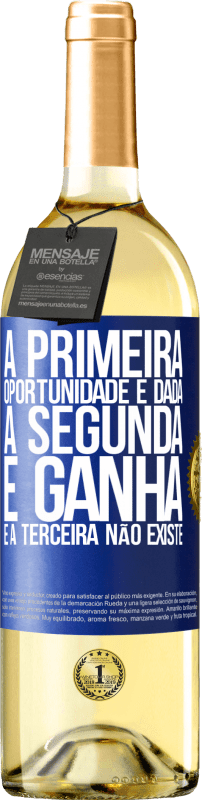 29,95 € Envio grátis | Vinho branco Edição WHITE A primeira oportunidade é dada, a segunda é ganha e a terceira não existe Etiqueta Azul. Etiqueta personalizável Vinho jovem Colheita 2025 Verdejo