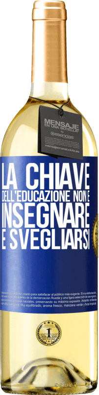 29,95 € Spedizione Gratuita | Vino bianco Edizione WHITE La chiave dell'educazione non è insegnare, è svegliarsi Etichetta Blu. Etichetta personalizzabile Vino giovane Raccogliere 2025 Verdejo