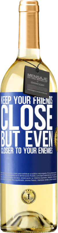 29,95 € | Белое вино Издание WHITE Держите своих друзей близко, но даже ближе к своим врагам Синяя метка. Настраиваемая этикетка Молодое вино Урожай 2023 Verdejo
