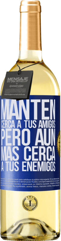 29,95 € Envío gratis | Vino Blanco Edición WHITE Mantén cerca a tus amigos, pero aún más cerca a tus enemigos Etiqueta Azul. Etiqueta personalizable Vino joven Cosecha 2025 Verdejo