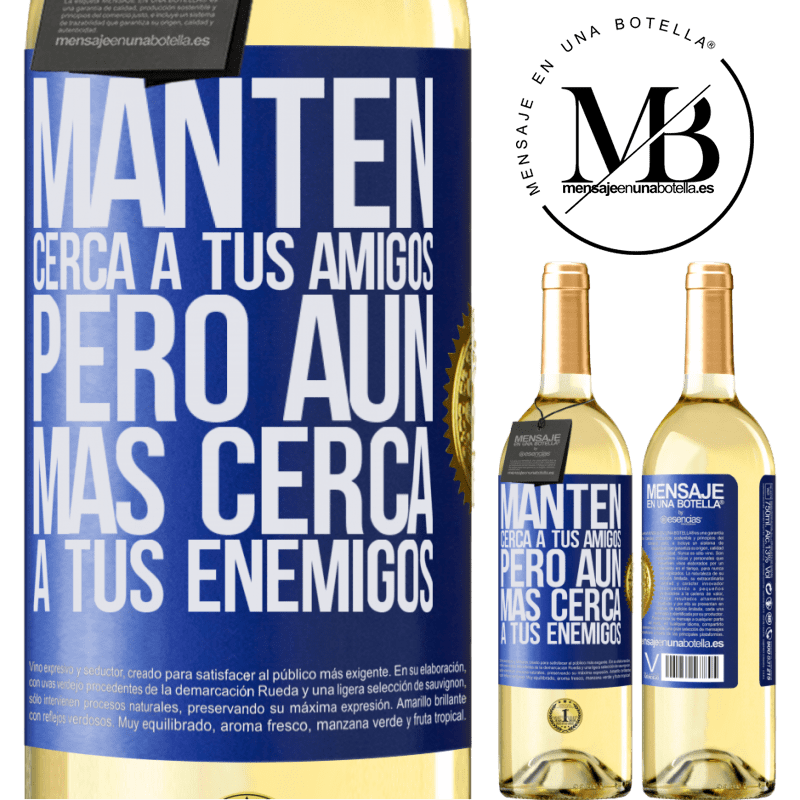 29,95 € Envío gratis | Vino Blanco Edición WHITE Mantén cerca a tus amigos, pero aún más cerca a tus enemigos Etiqueta Azul. Etiqueta personalizable Vino joven Cosecha 2023 Verdejo