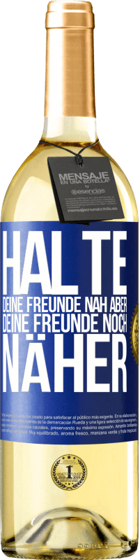 29,95 € Kostenloser Versand | Weißwein WHITE Ausgabe Halte deine Freunde nah aber deine Freunde noch näher Blaue Markierung. Anpassbares Etikett Junger Wein Ernte 2023 Verdejo