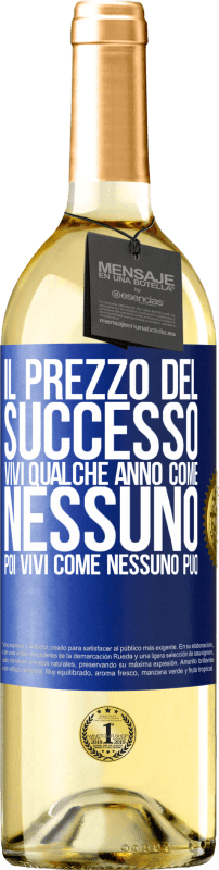 29,95 € Spedizione Gratuita | Vino bianco Edizione WHITE Il prezzo del successo. Vivi qualche anno come nessuno, poi vivi come nessuno può Etichetta Blu. Etichetta personalizzabile Vino giovane Raccogliere 2024 Verdejo